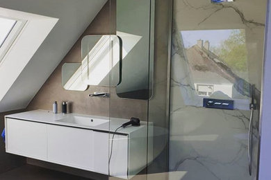 Design ideas for a mid-sized contemporary bathroom in Nuremberg.