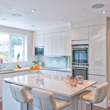 White Gloss Compact Kitchen
