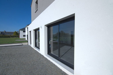 Pose de menuiseries sur une maison moderne neuve