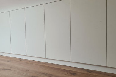 Mittelgroßes Klassisches Arbeitszimmer ohne Kamin mit Arbeitsplatz, weißer Wandfarbe, hellem Holzboden und braunem Boden in Bremen