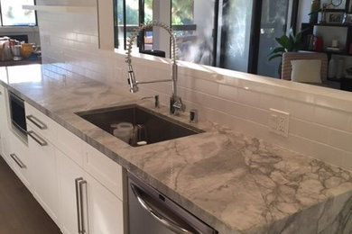 Example of a kitchen design in Los Angeles