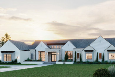 Imagen de fachada de casa blanca y gris tradicional renovada grande de una planta con revestimiento de ladrillo, tejado a dos aguas y tejado de teja de madera