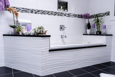 Bathroom - bathroom idea in New York