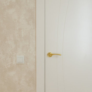 Detalle de Puerta Lacada con Papel Pintado de Estilo Natural
