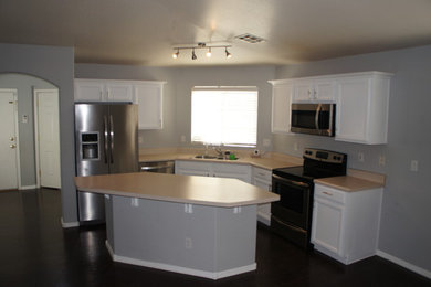 Kitchen - contemporary kitchen idea in Phoenix