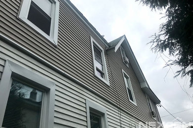 Foto de fachada de casa beige tradicional de tamaño medio de dos plantas con revestimiento de vinilo