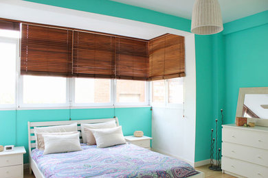 Ejemplo de dormitorio principal contemporáneo grande con paredes verdes y suelo de madera clara