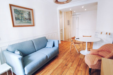Imagen de sala de estar tradicional renovada grande sin chimenea con paredes blancas, suelo de madera clara y suelo marrón