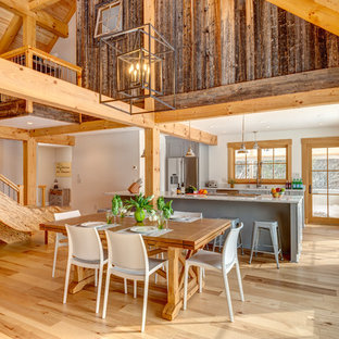 Offenes, Großes Country Esszimmer ohne Kamin mit weißer Wandfarbe, hellem Holzboden und beigem Boden in Boston