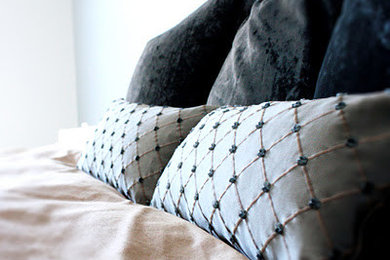 Example of a classic bedroom design in Ottawa