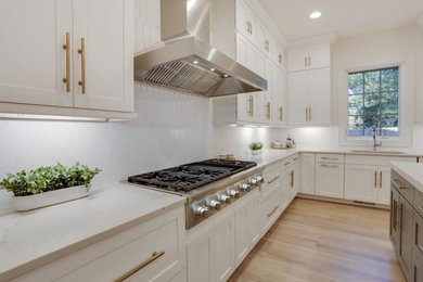 ワシントンD.C.にあるトランジショナルスタイルのおしゃれなキッチン (シェーカースタイル扉のキャビネット、クオーツストーンカウンター、白いキッチンパネル、セラミックタイルのキッチンパネル、白いキッチンカウンター) の写真
