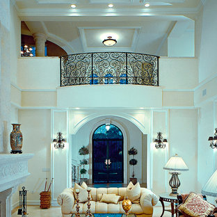 Mittelgroßes, Repräsentatives, Fernseherloses, Offenes Mediterranes Wohnzimmer mit weißer Wandfarbe, Porzellan-Bodenfliesen, Kamin und Kaminsims aus Stein in Miami