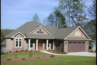 Example of an exterior home design in Richmond