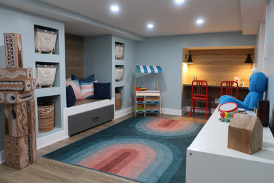 Diseño de dormitorio infantil de 4 a 10 años bohemio de tamaño medio con paredes azules, suelo de madera clara y suelo marrón