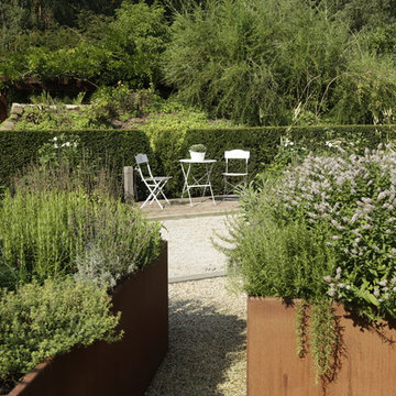 Landhausgarten mit Boulebahn und Pool
