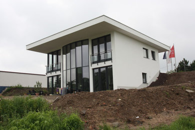 This is an example of a contemporary home design in Dresden.