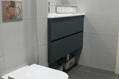 This is an example of a modern bathroom in Barcelona.