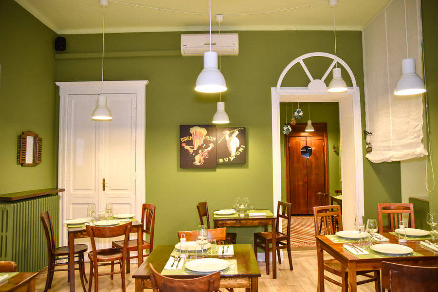 Relooking di ristorante rustico-chic verde oliva