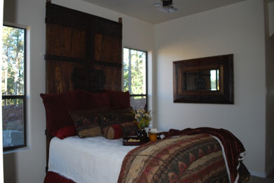 Bedroom - traditional bedroom idea in Phoenix