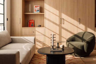 Cette photo montre un salon tendance de taille moyenne et ouvert avec parquet clair et un plafond décaissé.