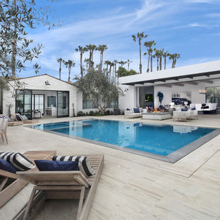 Maritimer Infinity-Pool hinter dem Haus in rechteckiger Form in Orange County