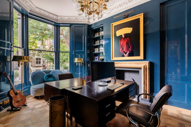 ロンドンにあるエクレクティックスタイルのおしゃれなホームオフィス・書斎の写真