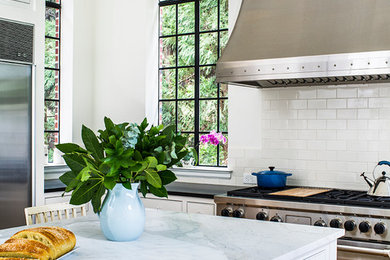 Example of a kitchen design in Atlanta