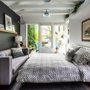 Modern inredning av ett litet gästrum, med vita väggar, korkgolv och brunt golv