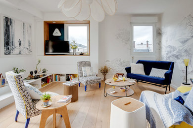 Cette photo montre un salon éclectique de taille moyenne et ouvert avec un mur blanc, parquet clair, aucune cheminée, un téléviseur indépendant et un sol beige.