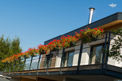 This is an example of a large contemporary balcony in Lyon with no cover.