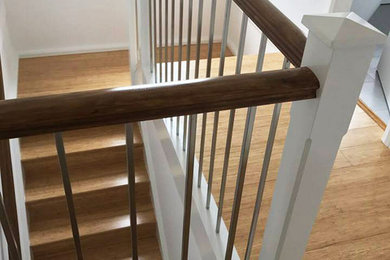 Cette image montre un escalier marin en U de taille moyenne avec des marches en bois et des contremarches en bois.