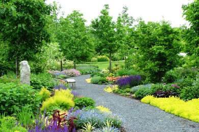 This is an example of a farmhouse landscaping in Philadelphia.
