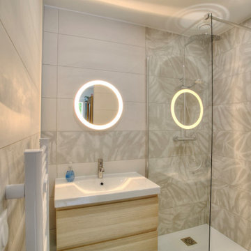 Une petite salle de douche