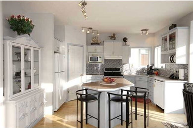 Kitchen - modern kitchen idea in Calgary