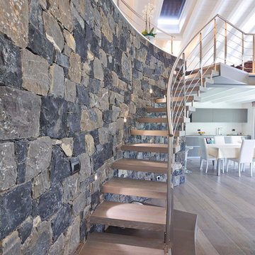 Scala sospesa con gradini in rovere e ringhiera in inox