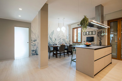 Esempio di una grande e bianca e tortora cucina minimalista con lavello a vasca singola, ante lisce, ante beige, top in superficie solida, paraspruzzi grigio, paraspruzzi in gres porcellanato, elettrodomestici neri, pavimento in legno massello medio, pavimento beige, top grigio e soffitto ribassato