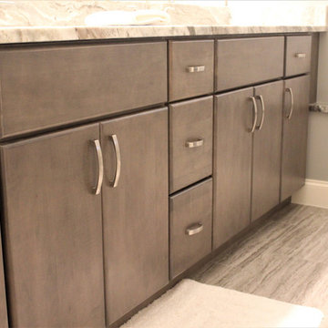 Starmark Master Bath in Maple Monroe Slate