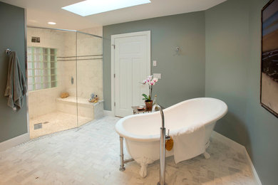 デンバーにある高級な中くらいなトランジショナルスタイルのおしゃれなマスターバスルーム (置き型浴槽、アルコーブ型シャワー、グレーのタイル、白いタイル、石タイル、緑の壁、大理石の床、開き戸のシャワー) の写真