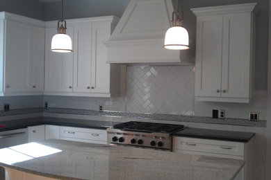Kitchen - traditional kitchen idea in Wilmington