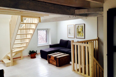 Diseño de salón tipo loft de tamaño medio con paredes blancas y suelo de madera pintada