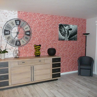 ブレストの巨大なインダストリアルスタイルのLDKの画像 (グレーの壁、クッションフロア、暖炉なし、白い床)