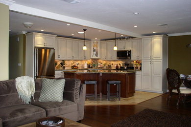 Kitchen - traditional kitchen idea in San Diego
