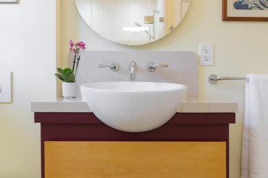 Cette photo montre une petite salle de bain rétro avec un placard à porte plane, des portes de placard rouges, WC suspendus, un carrelage blanc, des carreaux de céramique, un mur jaune, un sol en carrelage de porcelaine, une vasque, un plan de toilette en quartz modifié, un sol beige, une cabine de douche à porte battante, un plan de toilette beige, une niche, meuble simple vasque et meuble-lavabo suspendu.