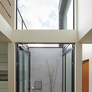 東京23区のモダンスタイルのおしゃれなテラス・中庭 (コンクリート敷き	、日よけなし) の写真