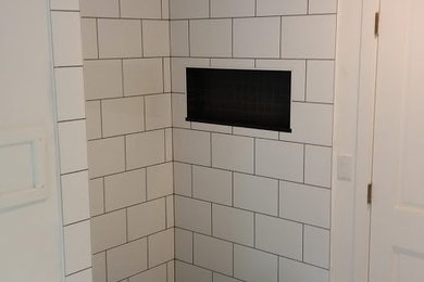 Diseño de cuarto de baño principal moderno pequeño con ducha empotrada, baldosas y/o azulejos blancos, baldosas y/o azulejos de cerámica y ducha con puerta con bisagras
