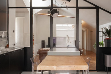 Immagine di una sala da pranzo industriale chiusa e di medie dimensioni con pavimento grigio