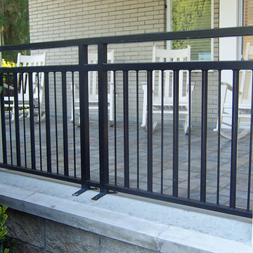 Open top railing with alternating simple pickets