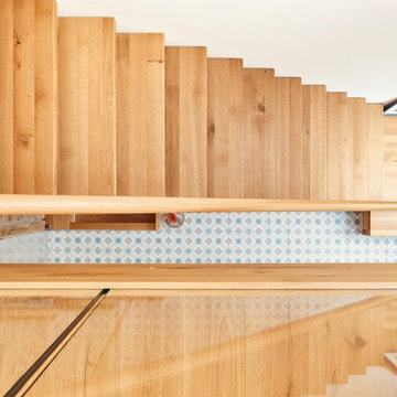 Kragarmtreppe mit Weißglas und wilder Eiche