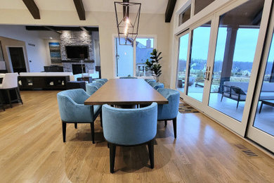 This is an example of a contemporary dining room in Cincinnati.