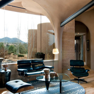 Offenes Mediterranes Wohnzimmer mit beiger Wandfarbe und Bambusparkett in Albuquerque